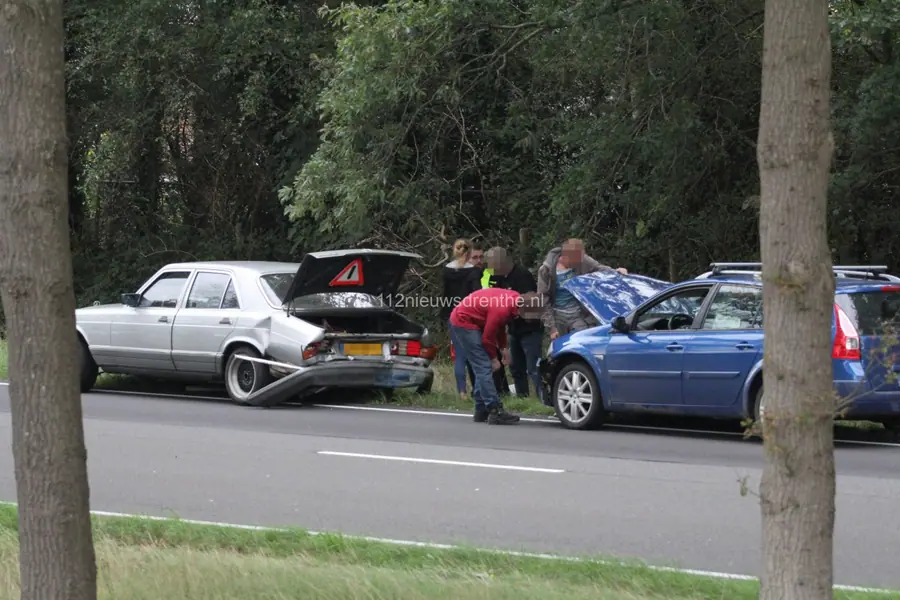 Kop-staartbotsing op de Rondweg in Emmen