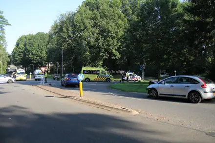 Gewonde bij ongeval op kruising bij Houtweg in Emmen — foto 2 van 6