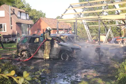 Twee auto’s en een grasmaaier in vlammen op in Nieuw-Schoonebeek — foto 4 van 4