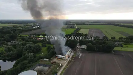 Grote brand in loods aan de Veelerveensterweg in Veelerveen: loods is verloren (update) — foto 2 van 3