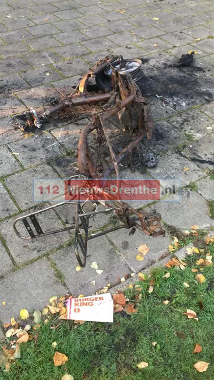 Scooter in de brand gestoken op speelveldje Emmermeer, politie zoekt getuigen — foto 2 van 2