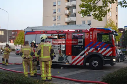 Brand in kledingcontainer blijkt lastig te blussen — foto 2 van 3
