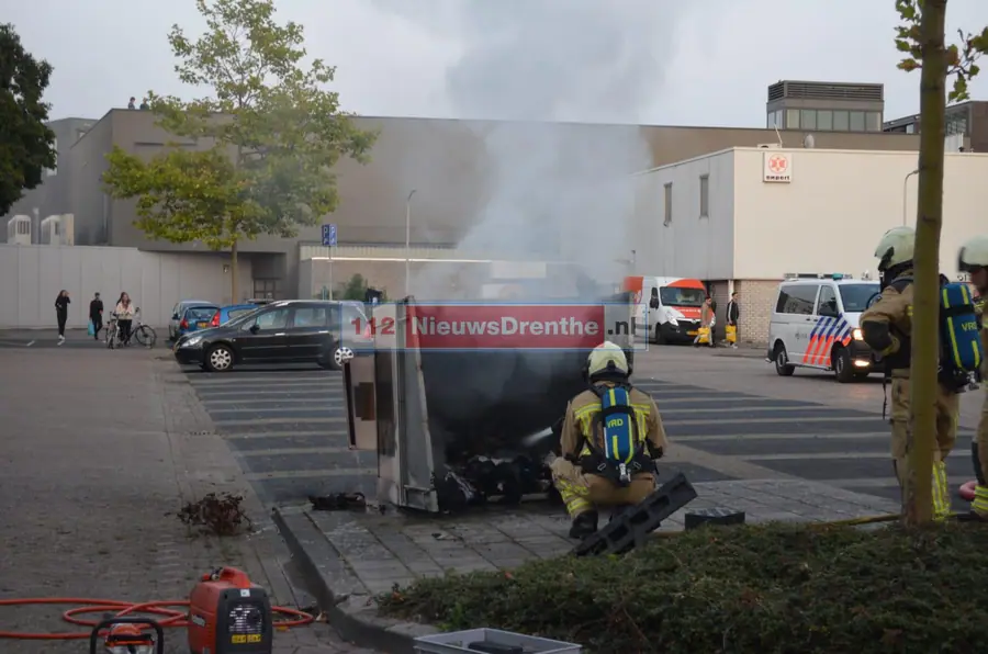 Brand in kledingcontainer blijkt lastig te blussen