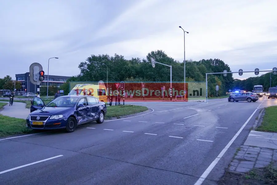Voertuigen botsen op de Rondweg in Emmen