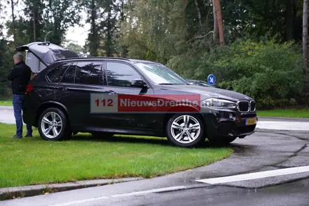 Auto’s botsen op kruising Houtweg Laan van de Bork in Emmen — foto 2 van 3