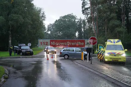 Auto’s botsen op kruising Houtweg Laan van de Bork in Emmen — foto 1 van 3