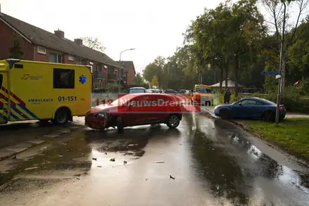 Bestuurder ziet voertuig over het hoofd in Ter-Apel — foto 1 van 3