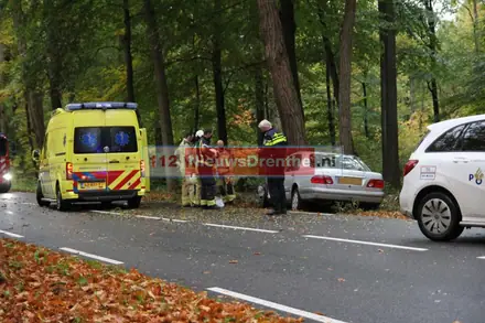 Automobilist gewond na botsing met boom in Emmen — foto 2 van 4