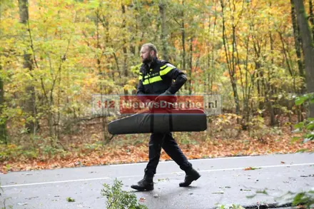Automobilist gewond na botsing met boom in Emmen — foto 3 van 4