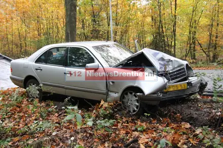 Automobilist gewond na botsing met boom in Emmen — foto 4 van 4