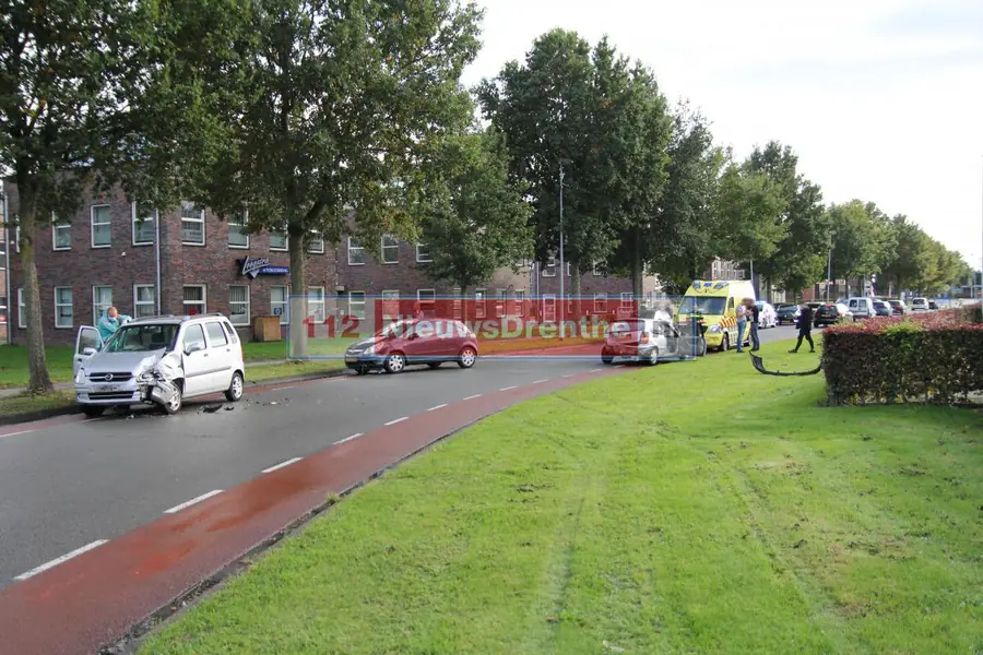 Drie auto’s op elkaar gebotst op de Nijbracht in Emmen