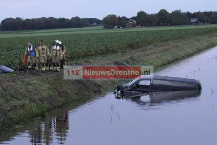 Busje belandt in water bij Erica — foto 1 van 8