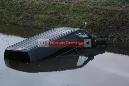 Busje belandt in water bij Erica — foto 2 van 8