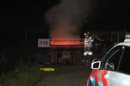 Brandweer rukt uit voor containerbrand in Nieuw-Amsterdam — foto 1 van 4