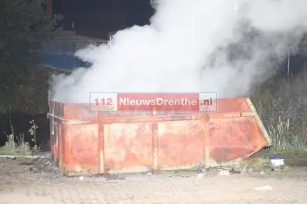 Brandweer rukt uit voor containerbrand in Nieuw-Amsterdam — foto 3 van 4
