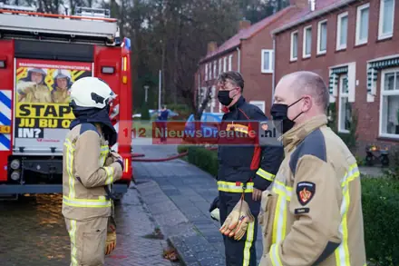 Schuur achter woning brandt uit in Ter-Apel — foto 4 van 5