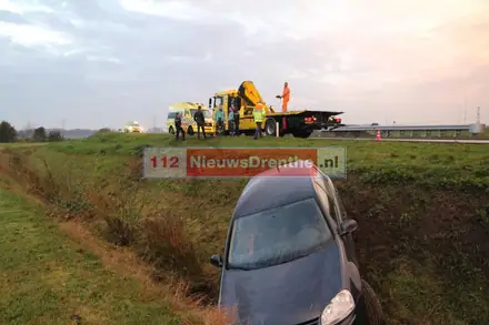 Auto raakt van A37 bij Veenoord — foto 3 van 4