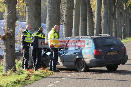 Auto botst tegen boom in ’t Haantje, bestuurder gewond — foto 1 van 3