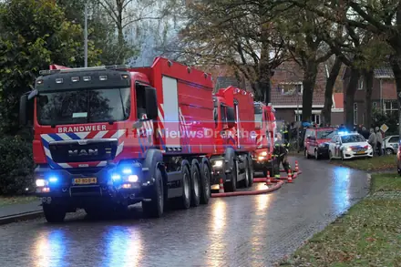 Brand schuur Exloo onder controle, mogelijk asbest vrijgekomen — foto 2 van 5