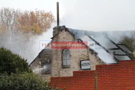Brand schuur Exloo onder controle, mogelijk asbest vrijgekomen — foto 3 van 5