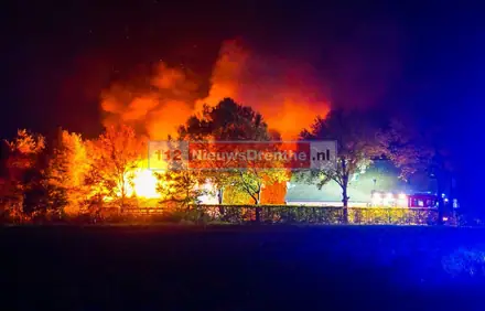 Schuur in lichterlaaie in Roswinkel — foto 1 van 3