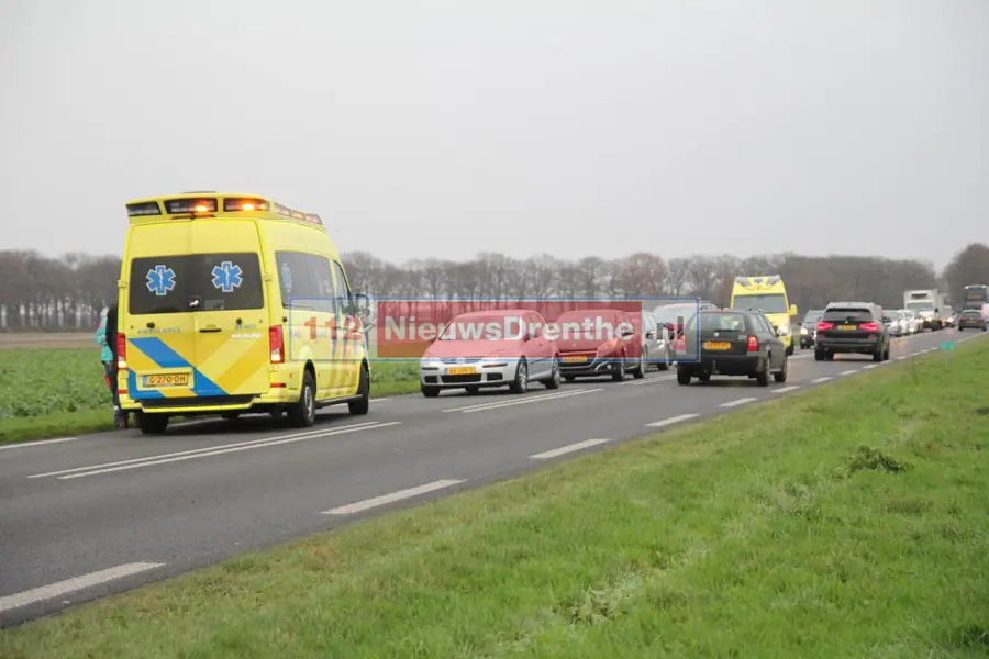 Auto’s in botsing op N381 bij Emmen