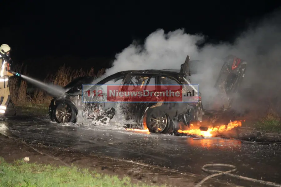 Auto brandt uit in Dalen