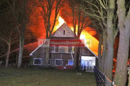 Grote brand in boerderij Gasteren onder controle [Video] — foto 2 van 3