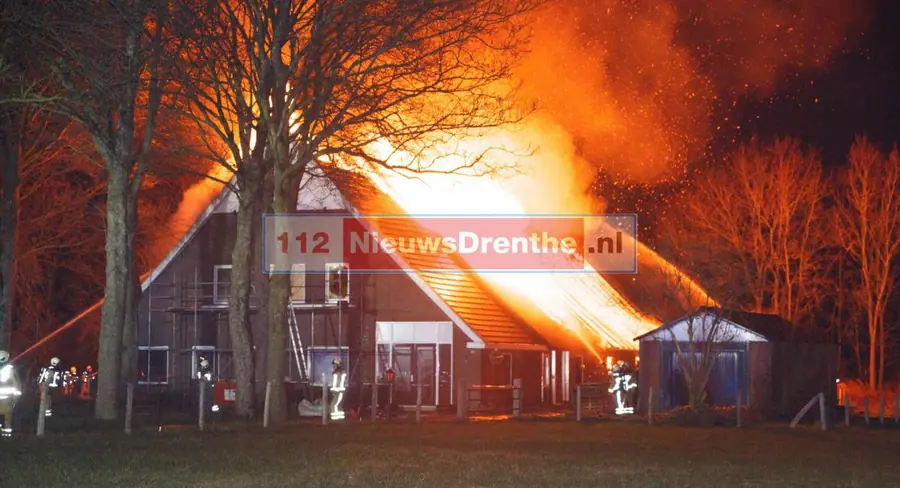 Grote brand in boerderij Gasteren onder controle [Video]
