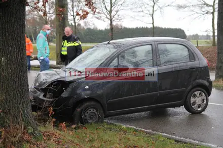 Auto botst op tak in Nieuw Amsterdam — foto 4 van 4