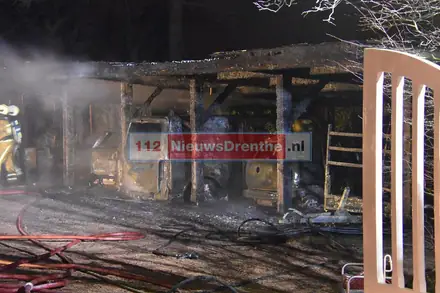 Kapschuur met drie auto’s in de brand aan de Schuinedijk in Fluitenberg — foto 4 van 4