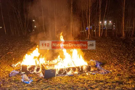 Berg afval in brand op grasveldje in Emmen — foto 2 van 3