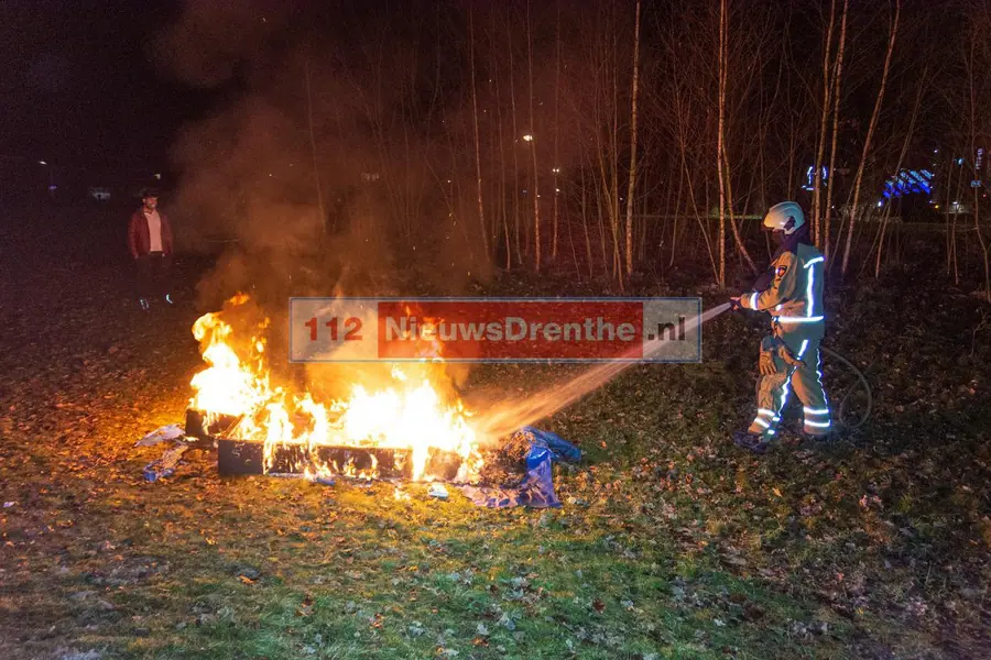 Berg afval in brand op grasveldje in Emmen