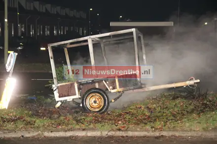 Brandweer blust aanhangwagen op de Dordsestraat in Emmen — foto 2 van 2