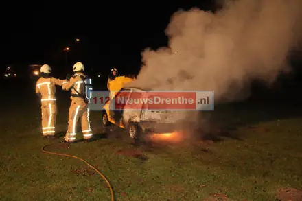 Auto brand uit aan de Eerste Bokslootweg in Emmen — foto 4 van 4