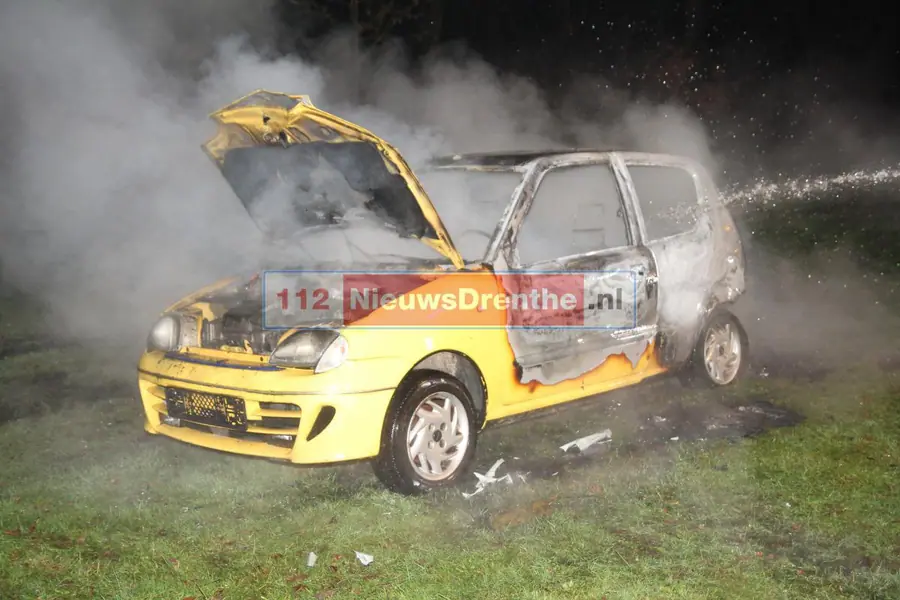 Auto brand uit aan de Eerste Bokslootweg in Emmen