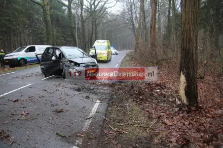 Automobilist gewond op de Boslaan in Emmen — foto 3 van 6