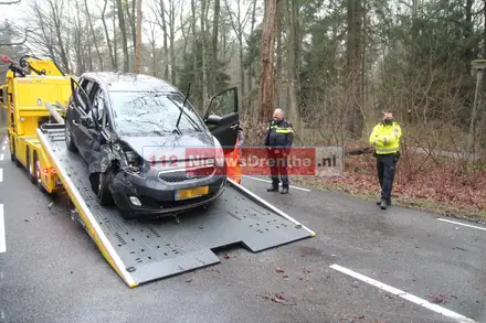 Automobilist gewond op de Boslaan in Emmen — foto 4 van 6