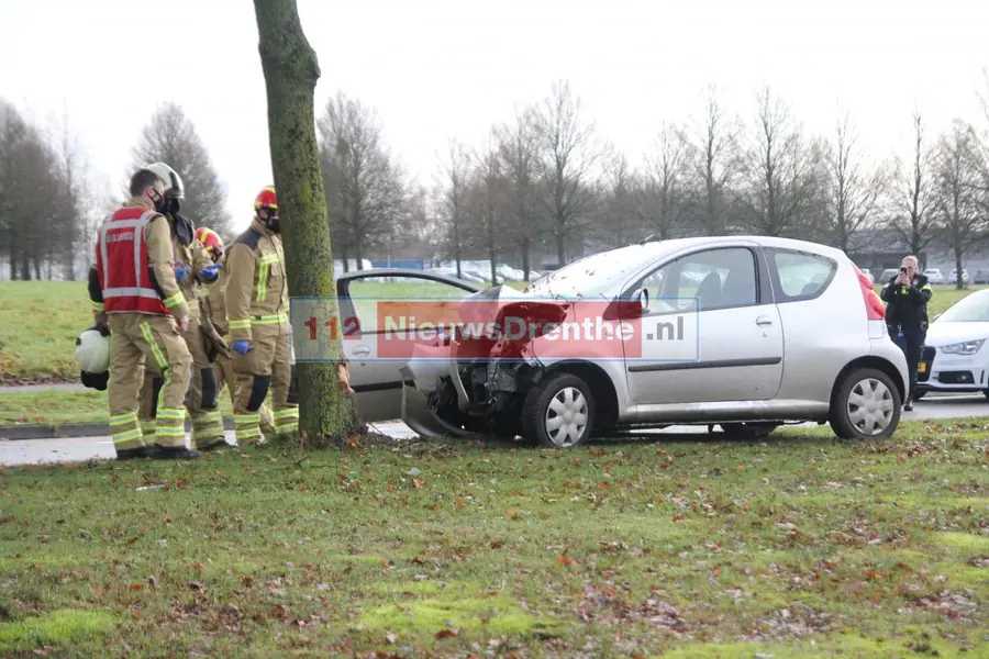 Auto botst tegen boom op de Nijbracht in Emmen