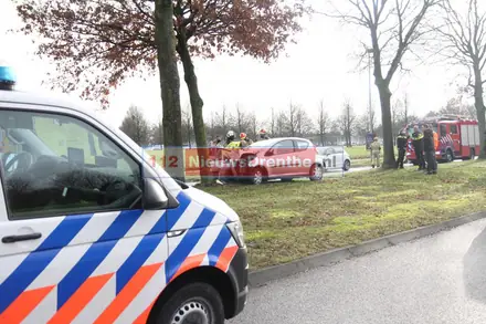 Auto botst tegen boom op de Nijbracht in Emmen — foto 2 van 12