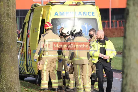 Auto botst tegen boom op de Nijbracht in Emmen — foto 4 van 12