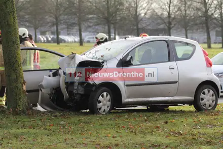 Auto botst tegen boom op de Nijbracht in Emmen — foto 5 van 12