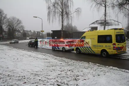 Twee auto’s botsen tegen elkaar op kruising in Emmen — foto 1 van 3
