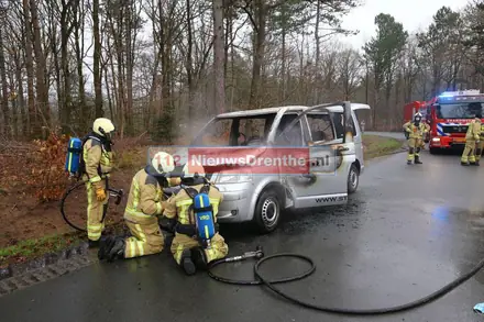 Bedrijfsbus vat vlam in nabij Grolloo — foto 2 van 6