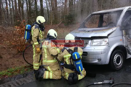 Bedrijfsbus vat vlam in nabij Grolloo — foto 3 van 6
