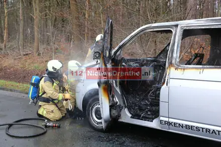 Bedrijfsbus vat vlam in nabij Grolloo — foto 6 van 6