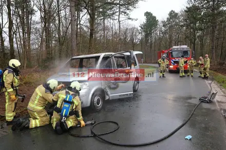 Bedrijfsbus vat vlam in nabij Grolloo — foto 1 van 6