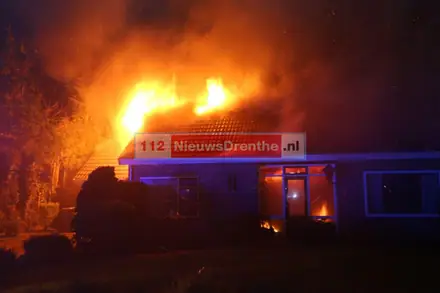 Metershoge vlammen bij brand in bungalowwoning Gasselte — foto 6 van 9