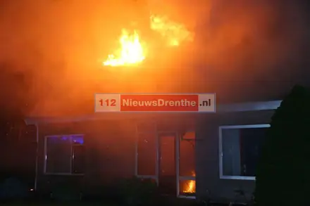 Metershoge vlammen bij brand in bungalowwoning Gasselte — foto 7 van 9