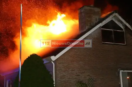 Metershoge vlammen bij brand in bungalowwoning Gasselte — foto 8 van 9